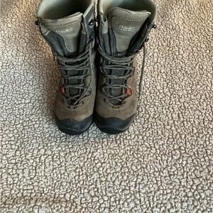 Meindl Above mid calf boots size 6 1/2. Thinsulate lined Vibrum soles Gore-Tex